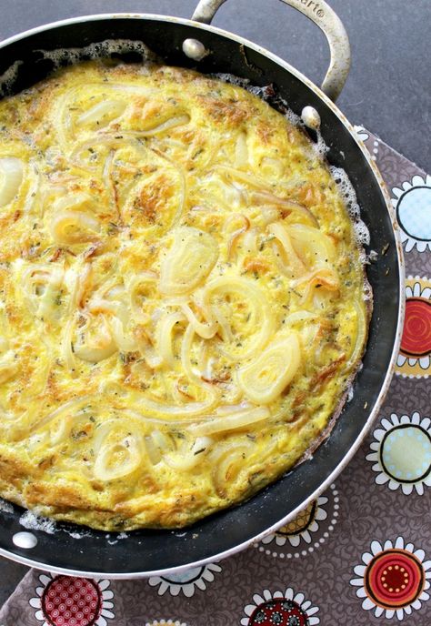 Caramelized Onion  Rosemary Frittata. Rustic yet light and healthy. Only three ingredients, finished in no time in one pot. Serve for break... Weekend Breakfast Recipes, Frittata Recipes, Caramelized Onion, Weekend Breakfast, Cooking Together, One Pan, Omelet, Caramelized Onions, Egg Recipes