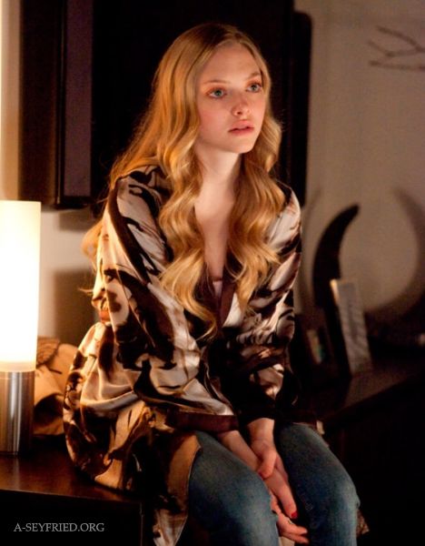 kimono style wrap (Amanda Seyfried in movie "Chloe") Run Movie, Lucy Montgomery, Logan Lerman, A Goat, Amanda Seyfried, Knitting Machine, Miranda Kerr, Hollywood Celebrities, Soap Opera