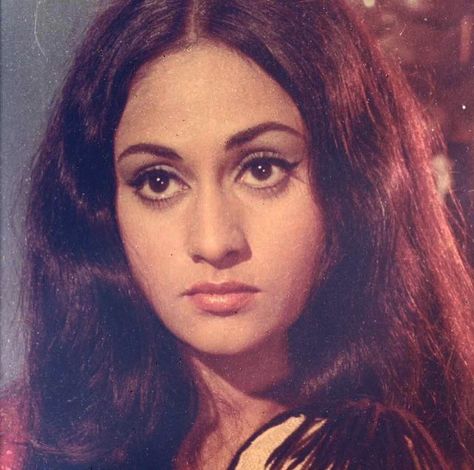 Jaya Bhaduri Jaya Bhaduri, Jaya Bachchan, Bollywood Retro, Old Film Stars, Retro Bollywood, Vintage Icons, Vintage Bollywood, Cartoon Movies, Scene Photo