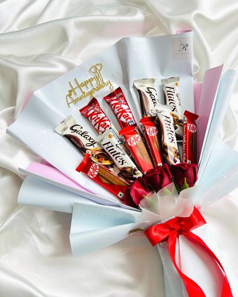 Chocolate bouquet 😍 #rumi#rumiaesthetic #shiroor#shiroorcreation #frame #gift#explore #viral#trending#giftidea#nancy #chocolate #chocolatebouquet Cute Chocolate Bouquet, Chocolate Gift Packing Ideas, Chocolate Bouquet Aesthetic, Handmade Chocolate Bouquet Ideas, Chocolate Gift Box Ideas, Bouquet Of Chocolates, Valentines Gifts For Friends, Chocolate Box Gift, Gift Hamper Ideas