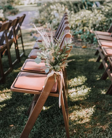 Outdoor Aisle style with dried textures Wedding Chair Aisle Flowers, Dried Flowers Wedding Aisle, Isle Flowers Wedding Outdoor Ceremony, Outdoor Aisle Markers, Outdoor Wedding Chair Decorations, Wedding Aisle Decorations Wood Stumps, End Of Aisle Wedding Decor, Boho Wedding Aisle Decor, Boho Wedding Aisle