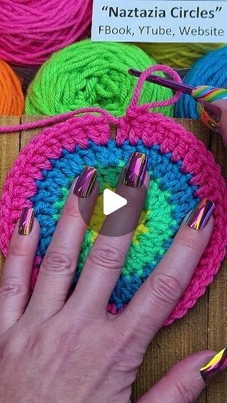 Naztazia Crochet, Crocheting Tutorial, Yarn Sewing, Crochet Circle, Crochet Tips, Crochet Circles, In The End, Yarn Needle, Slip Stitch