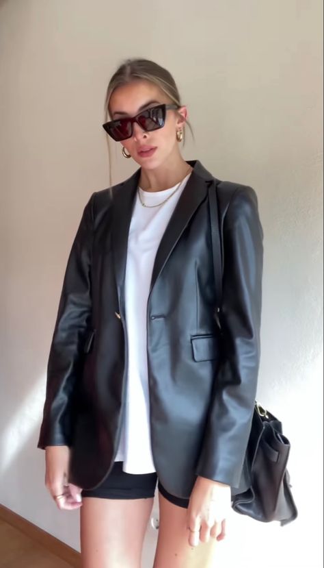 Leather Blazer And Shorts Outfit, Style Black Leather Blazer, Leather Blazer Summer Outfit, Leather Blazer Outfit Midsize, Black Leather Shacket Outfit Women, Blazer Cuir Outfit, Cropped Leather Blazer, Blazer Piel Outfit, Leather Shirt Jacket Outfit