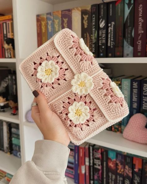 Crochet Book Shelf, Crochet Books Sleeve, Book Case Crochet, Booksleeve Crochet, Sleeve With Flowers, Crochet Cute Things, Book Sleeve Crochet, Crochet Laptop Case, Diy Granny Square Bag