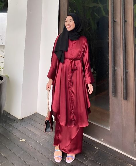 Dress Merah Maroon Hijab, Silk Dress Hijab, Maroon Silk Dress, Maroon Hijab, Plum Outfit, Satin Hijab, Blouse Satin, Hijab Wear, Muslim Women Hijab