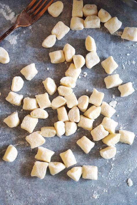 Homemade Gluten Free Gnocchi | Easy Italian Dumplings - Kimi Eats Gluten Free Italian Sheet Pan, Sheet Pan Cauliflower, Gluten Free Gnocchi Recipes, Gnocchi Easy, Cauliflower Gnocchi Recipe, Gluten Free Gnocchi, Cauliflower Gnocchi, How To Cook Gnocchi, Dried Potatoes