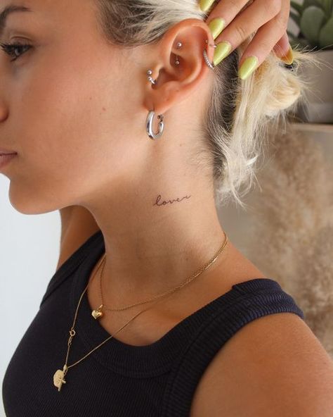 Begin Ear Tattoo, Iconic Tattoo Ideas, Lover Neck Tattoo, Lover Girl Tattoo Ideas, Back Of The Neck Tattoos, Tattoo And Piercings, Lover Tattoo Ideas, 22 Tattoo, Lover Tattoo