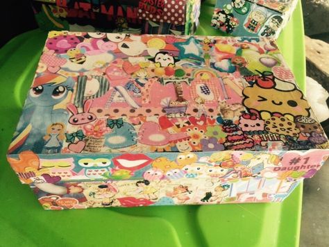 Decoupage collage shoebox Painted Shoebox Ideas, Decorated Shoe Boxes, Shoe Box Decorating Ideas, Shoebox Diy, Decorate Box, Shoe Box Diy, Decoupage Collage, Rainbow Kawaii, Girly Y2k