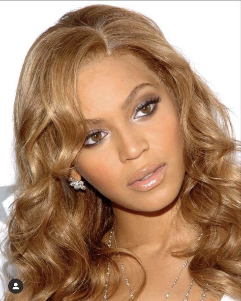 Beyonce Honey Brown Hair, Beyonce 90s Makeup, Honey Blonde Hair Beyonce, Beyonce Hair 2000s, Beyonce 2000s Makeup, Beyonce Ginger Hair, Beyonce Makeup 2000, Beyonce Hair Color Caramel, Beyonce Honey Blonde Hair