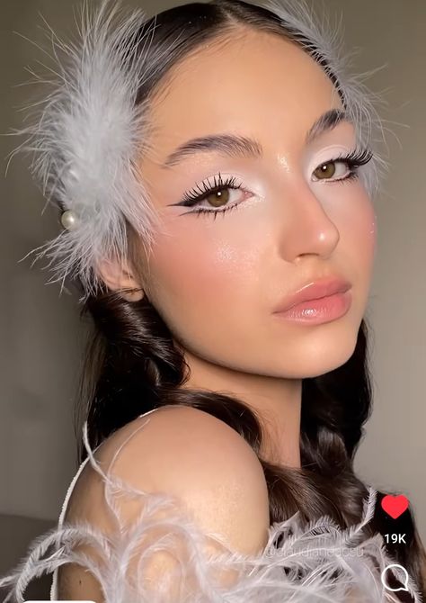 Ice Princess Makeup Snow Queen, Snow Fairy Makeup, Snow Bunny Makeup, White Winter Makeup, White Christmas Makeup, Swan Lake Makeup, Ballet Stage Makeup, Swan Lake Outfit, White Swan Makeup