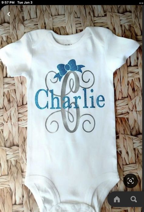 Baby Onsies Ideas, Girl Onsies, Trendy Baby Onesies, Birthday Onesie, Cricut Baby, Projets Cricut, Baby Projects