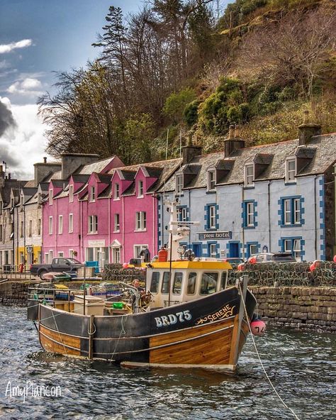 Greece Portree Scotland, Portree Isle Of Skye, Cottages Scotland, Get Paid To Travel, Paid To Travel, Random Places, Isle Of Skye Scotland, Seaside House, Bonnie Scotland