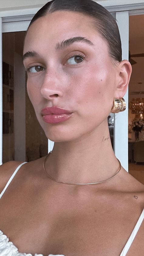 I Tried The $330 Glow-Boosting Wand Hailey Bieber Uses for Glazed Skin Hayley Bieber, Glowy Skin, Clean Makeup, Skin Care Serum, Hailey Baldwin, Younger Looking Skin, Anti Aging Skin Products, Hailey Bieber, Makeup Essentials