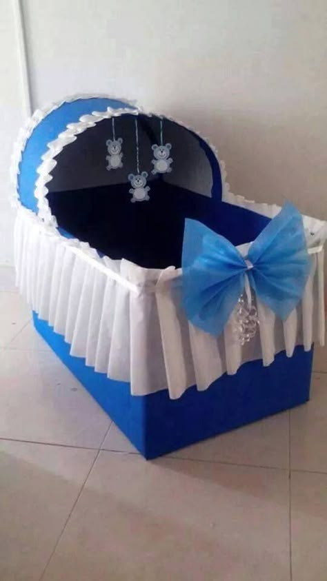 Con una caja grande de cartón y papel crepé, realiza una linda cuna para los regalos de tu Baby Shower. Como parte de la decoración de un baby shower puedes elaborar hermosas cunitas, las cuales servirán para acomodar los regalos, los recuerditos o incluso podrás presentar el regalo en una cunita como estas a manera … Ideas Aniversario, Idee Babyshower, Diy Baby Shower Decorations, Unisex Baby Shower, Prince Baby Shower, Cadeau Baby Shower, Diy Bebe, Baby Shawer, Fiesta Baby Shower