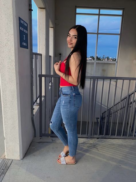 Latina Sandals Outfit, Outfits With Chanclas, Sparkly Chanclas Outfit Latina, Chanclas Outfit, Outfits With Sandals And Jeans, Short Latina, Outfits Latina, Casual Outfits Cute, Latina Outfit