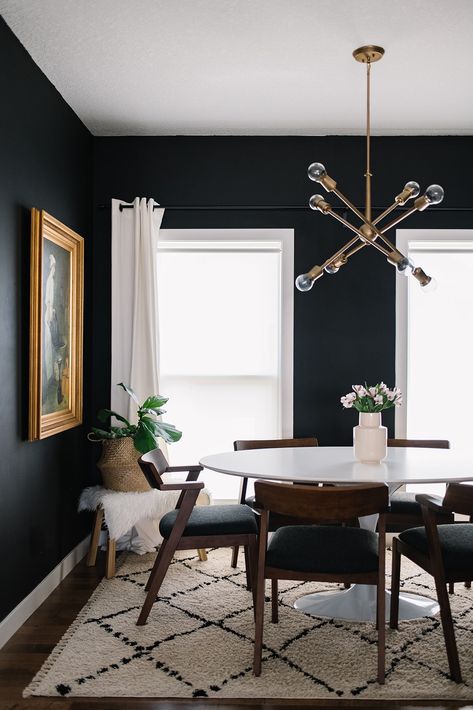 modern black dining room with walnut chairs Black White Walnut Living Room, Mexican Modern Dining Room, Modern Dining Room Colors, Dark Modern Dining Room, Black Dining Rooms, Black White Dining Room, All Black Room, Modern Black Dining Room, Dining Room Refresh