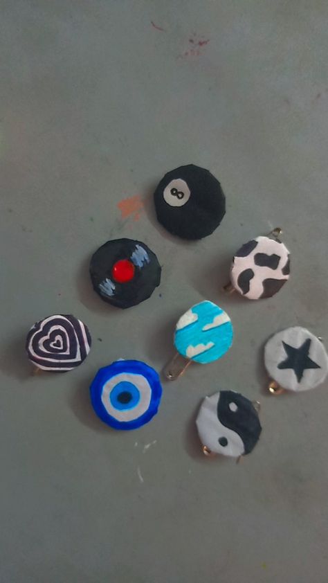 Cute Bottle Cap Pins, Bottle Cap Buttons, Bottle Cap Badges, How To Make Bottle Cap Pins, How To Make Pins Out Of Bottle Caps, Pin Painting Ideas, Bottle Cap Pins Diy, Diy Pins Ideas, Pin Ideas Button Diy