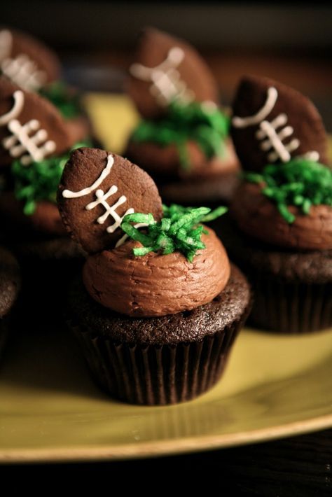 Recipe For Football Cupcakes - These are perfect for your hungry Big Game crowd! Football Cupcakes! Football Shaped Foods, Super Bowl Cupcake, Football Cupcakes, Chocolate Bites, Football Decorations, Super Bowl Party, Football Food, Super Bowl Food, Snacks Für Party