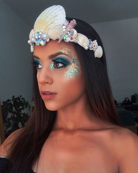 Mermaid Make Up Aesthetic, Mermaid Festival Makeup, Mermaid Make Up Ideas, Mermaid Easy Makeup, Mermaid Makeup Halloween Easy, Beach Theme Makeup, Mermaid Looks Make Up, Mermaid Costume Party, Mermaid Glitter Makeup