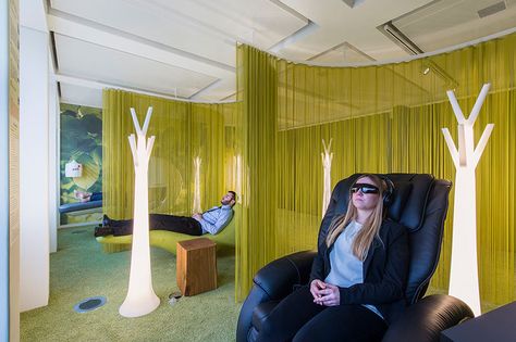 Office Design Inspiration - This Modern Office Has A Lounge Area For Quiet Relaxation Office Lounge Design, Office Lounge Area, Relaxing Office, Evolution Design, Office Design Inspiration, Work Office Decor, Quiet Room, Office Pods, Office Pictures