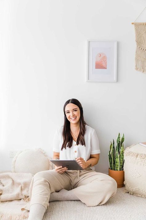 Female grpahic designer photoshoot sitting on the floor with her iPad and rug, blanket and cushion Brand Photoshoot Ideas, Business Portraits Woman, Personal Branding Inspiration, Photoshoot Lifestyle, Boho Branding, Brand Inspiration Board, Wagga Wagga, Brand Photography Inspiration, Feminine Branding