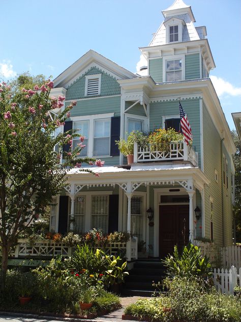 439 Habersham Street in Savannah, Georgia Grand Old Victorian Built in 1897.  2414 sq ft.  447k. Southern Architecture, Storybook Homes, Green Exterior, Homes Ideas, Victorian Style Homes, Antebellum Homes, Sims Building, Victorian Mansions, Painted Ladies