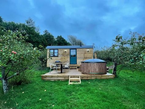 'Bramley' Shepherd's hut with private hot tub - Shepherd's huts (UK, France) for Rent in Woodbury, England, United Kingdom - Airbnb Shepherds Hut Bathroom, Couples Getaway, Private Hot Tub, Apple Farm, Shepherds Hut, Couple Getaway, Apple Orchard, Manor House, In The Heart