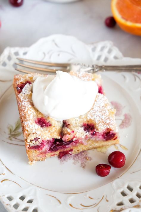 Gooey Butter Bars, Moist Yellow Cakes, Cranberry Bars, Betty Crocker Cake, Gooey Butter, Strawberry Dessert Recipes, Strawberry Dessert, Butter Bar, Recipe Tin