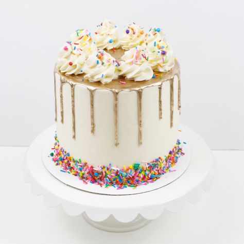 white cake with rainbow sprinkles and a gold drip !! 21st Birthday Cake Sprinkles, White Cake With Gold Drip, White Cake With Rainbow, White Cake With Sprinkles, Drip Cake With Sprinkles, Golden Drip Cake, Cake With Gold Drip, Cake With Rainbow Sprinkles, Rainbow Drip Cake