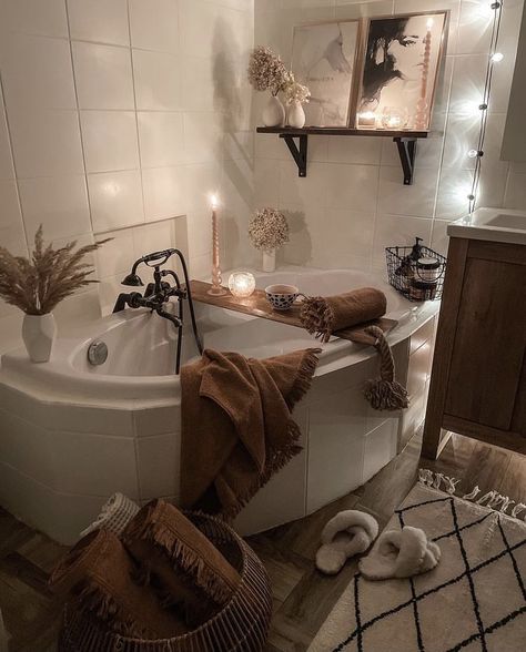 Cozy Bathroom Ideas, Bathtub Aesthetic, Spa Inspired Bathroom, Bedroom Victorian, Cozy Bathroom, Bathtub Decor, Spa Like Bathroom, Minimalist Bedroom Design, Bathroom Spa