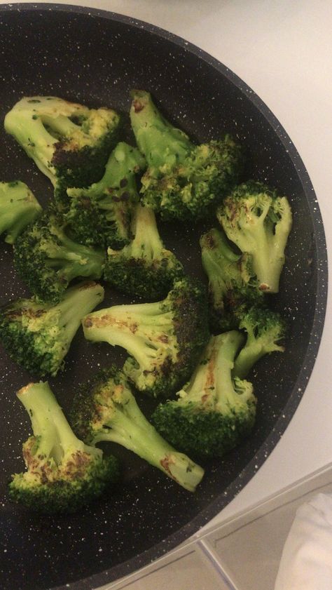 Brocolli Meal Ideas, Aesthetic Broccoli, Broccoli Aesthetic, Fruit And Vegetable Diet, Grilled Broccoli, Healthy Food Inspiration, Roasted Broccoli, Healthy Clean Eating, Snap Food