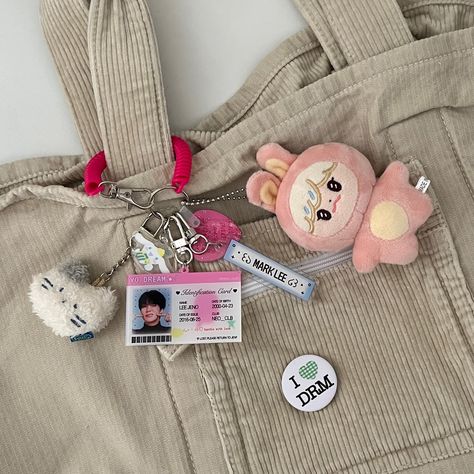 && (@cupidsvinyl) on X Bags Charms, Inside My Bag, Bag Keychain, Pop Collection, Keychain Bag, Kpop Merch, Cute Keychain, Girls Life, Girls Dream