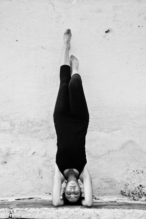 yoga Forearm Stand, Yoga Photos, Head Stand, Yoga Moves, Yoga Body, Yoga Dance, Acro Yoga, Beautiful Yoga, Yoga Photography