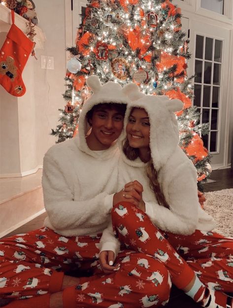 Holidays With Boyfriend, Christmas Couple Pics, Cute Christmas Photo Ideas, Couples Photoshoot Christmas, Christmas Couple Pictures, Relationship Pics, Christmas Couples, Boyfriend Christmas, Couple Stuff