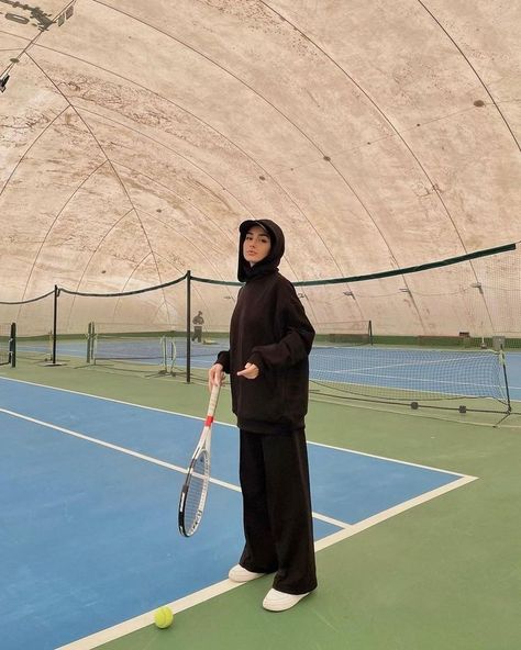 Modest Tennis Outfit, Hijabi Workout Outfits, Hijab Workout Outfit, Hijabi Sports Outfit, Modest Sporty Outfits, Sporty Hijab Outfit, Hijab Gym Outfit, Hijab Sport Style, Hijab Sport Outfit