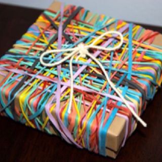 Love this! Funny Christmas Wrapping, Unique Gift Wrapping Christmas, Christmas Diy Gifts, Christmas Pranks, Prank Gifts, Gift Wrapping Techniques, Creative Money Gifts, Gifts Wrapping, Unique Gift Wrapping