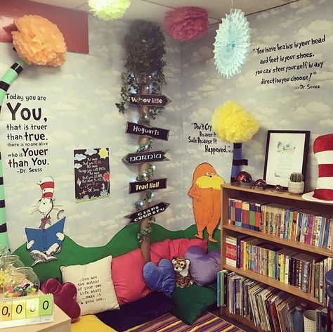 Dr Seuss Reading Corner, Library Corner, Reading Corner Classroom, Dr. Seuss Book, Back To School Bulletin Boards, Becoming A Teacher, Montessori Classroom, Book Corners, Reading Corner