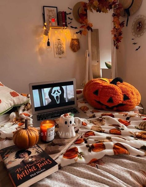 Halloween Sleepover, Autumn Room, Halloween Bedroom Decor, Fall Room Decor, Fall Boards, Fall Bedroom Decor, Halloween Bedroom, Hallowen Ideas, Holiday Room