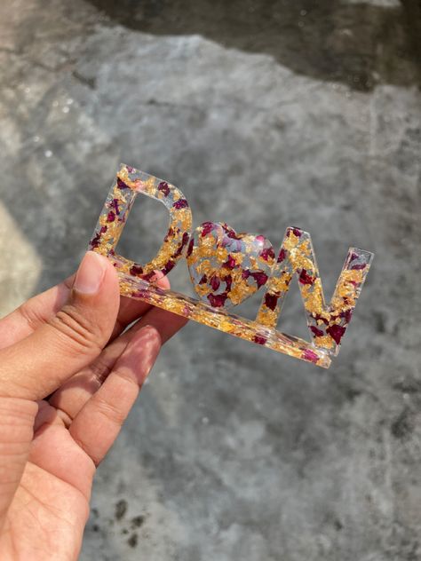 Resin Name Stand, Diy Resin Gifts, Handmade Rakhi Designs, Flower Background Design, Embroidery Hoop Art Diy, Handmade Rakhi, Creative Diy Gifts, Diy Resin Projects, Black Gold Jewelry