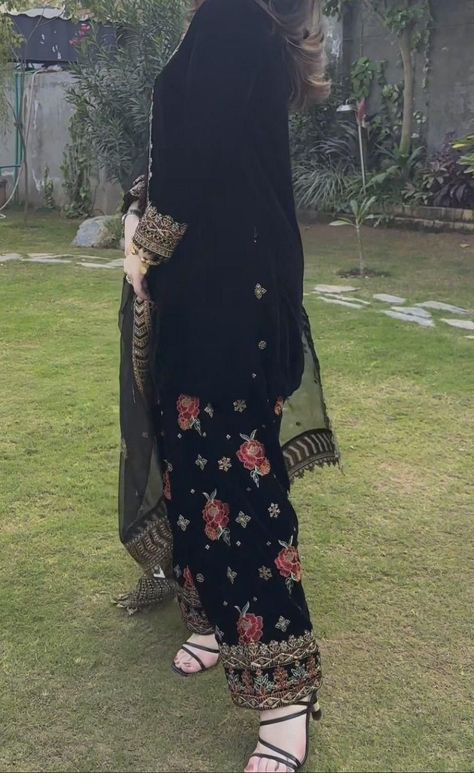 Eastern Black Dress, Spring Festival Outfit, Eid Dress Ideas, Eid Pics, Eastern Wear, Boyfriend Instagram, Cute Photo Poses, Ethnic Dresses, Desi Outfits