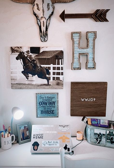 Western Style Office Decor, Cute Western Dorm Room Ideas, Western Hangout Room, Rustic College Dorm, Western Ideas For Home, Western Decor Office, Western Room Wall Decor, Western Wall Collage Decor, Teenage Western Bedroom