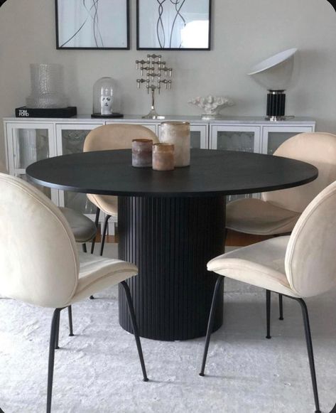 Circle Dining Table, Black Round Dining Table, Timber Dining Table, Apartment Dining Room, Apartment Dining, Dinning Room Design, Apartment Living Room Design, Dining Room Ideas, Apartment Decor Inspiration