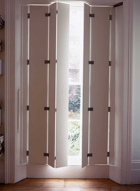 Folding shutters - Trendir Modern Interior Shutters, Window Shutters Indoor, Shutters Indoor, Small Shutters, Shutters Interior, Indoor Shutters, Interior Window Shutters, Shutter Designs, 80s Interior