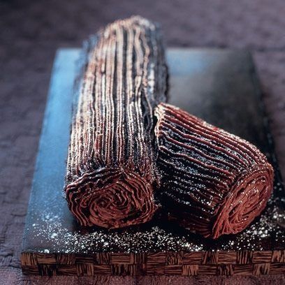 The perfect dessert for all the chocolate lovers out there. Indulge this Christmas and enjoy this delicious gooey chocolate log. Christmas Recipes Uk, White Christmas Food Ideas, Christmas Bakes Ideas, Christmas Pudding Ideas, Chocolate Log Recipe, Mary Berry Christmas, Yule Log Recipe, Christmas Yule Log, Christmas Bakes