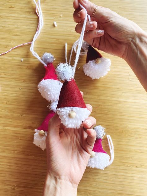 Pom Pom Santa, Pom Pom Diy, Cute Garland, Pom Pom Tutorial, Santa Claus Crafts, Fire Starters Diy, Diy Pom Poms, Diy Santa, Dough Ornaments