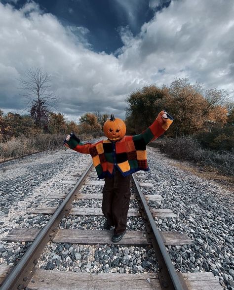 Pumpkin Head Photoshoot Single, Pumpkin Carving Outfit, Aesthetic Fall Photoshoot, Pumpkin Head Pics, Pumpkin Head Halloween Costume, Pumpkin Heads Photoshoot, Pumpkin Picture Ideas, Halloween Pics Aesthetic, Pumpkin Head Aesthetic