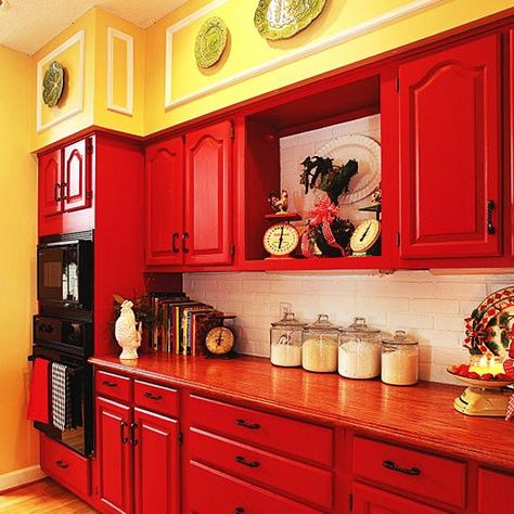 contemporary kitchen cabinets and modern kitchen interiors in vintage style decorated with red colors Red Kitchen Walls, Red Kitchen Cabinets, Red Cabinets, Yellow Kitchen Decor, Red Kitchen Decor, Painted Kitchen Cabinets Colors, Casa Country, Decor Ikea, Grey Decor