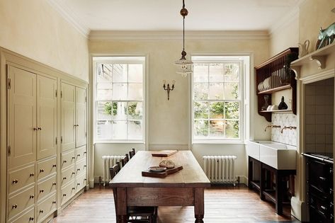 A Georgian Townhouse with Views of the Falmouth Harbour 4 Georgian Kitchen, Striped Bed, Unfitted Kitchen, Historic Design, Paloma Contreras, Georgian Townhouse, Victorian Kitchen, Monday Inspiration, Delft Tiles