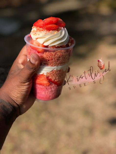 Strawberry Cake Cups Layered, Strawberry Cake Cups, Cake In A Cup Ideas, Cake Cups Layered, Cake Parfait Cups, Cake Parfait, Young N Turnt, Cake In A Cup, Strawberry Shortcake Cheesecake