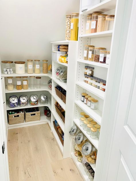 Under Stair Pantry, Pantry Under The Stairs, Organize A Pantry, Kitchen Under Stairs, Under Stairs Pantry, Under Stair Storage, Closet Under Stairs, Pantry Closet Design, Stair Shelves